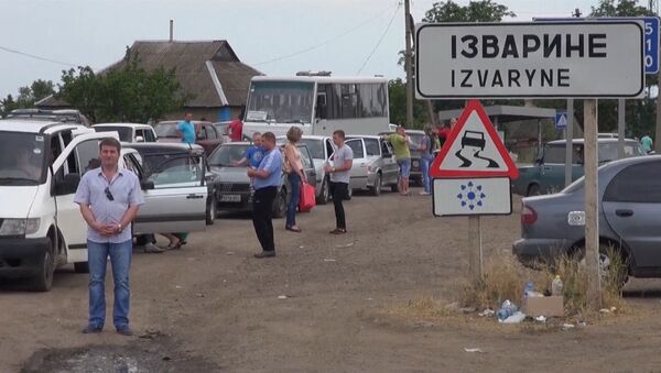 Беженцы стояли в очереди, чтобы пересечь украинско-российскую границу