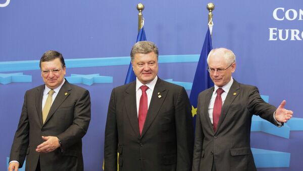 Петр Порошенко, Херман ван Ромпей, Жозе Мануэл Баррозу на саммите в Брюсселе 27 июня 2014