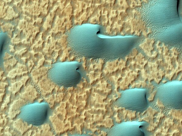 Дюнное поле на дне старого кратера на Марсе