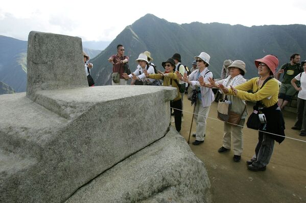 Туристы в древнем городе Мачу-Пикчу