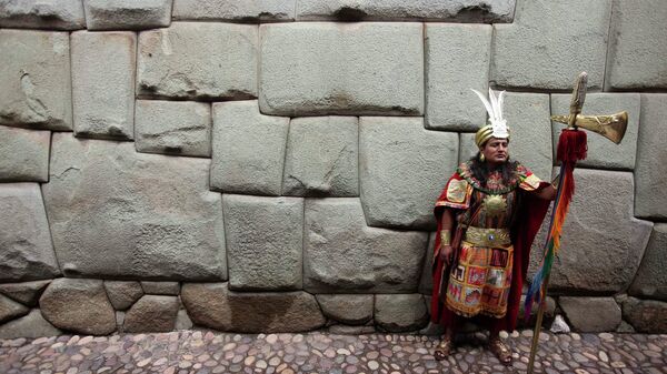 Местный житель одетый в традиционную одежду Инков