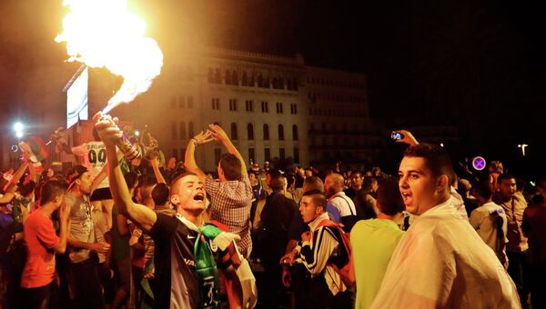 Футбольные фанаты в Алжире празднуют выход своей сборной в плей-офф ЧМ