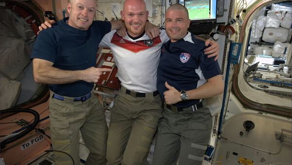 Немецкий астронавт Александр Герст обрил наголо своих американских коллег Грегори Вайзмана и Стивена Свонсона