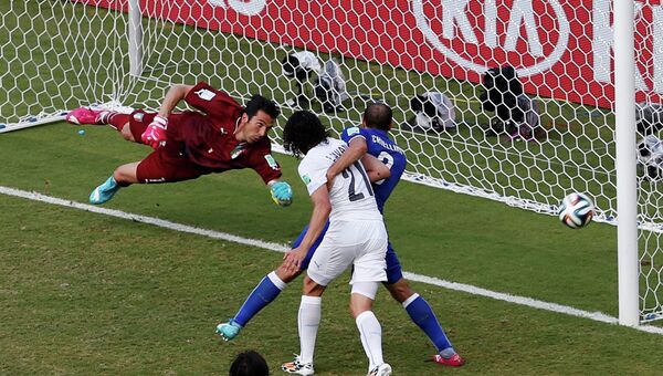 Голкипер сборной Италии Джанлуиджи Буффон пропускает гол в матче с Уругваем на чемпионате мира
