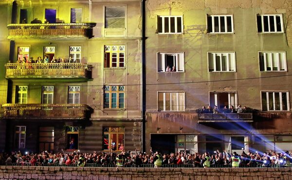 Зрители смотрят представление по случаю годовщины убийства эрцгерцога Франца Фердинанда в Сараево