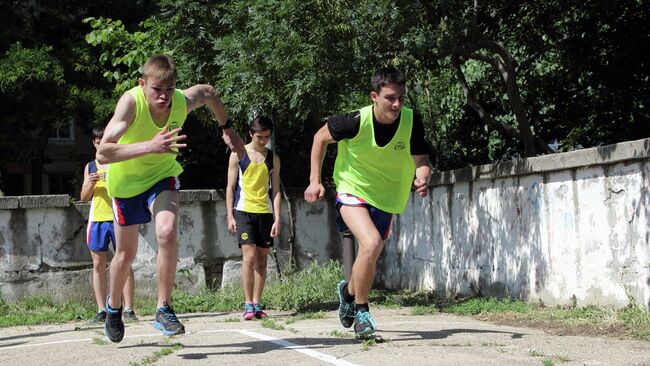 Школьники во время сдачи нормативов ГТО. Архивное фото Школьники во время сдачи нормативов ГТО. Архивное фото