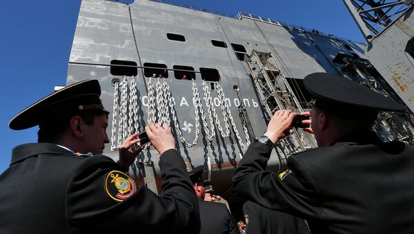 Моряки фотографируют строящийся корабль Севастополь типа Мистраль. Архивное фото