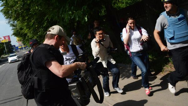 Журналисты недалеко от международного аэропорта Донецка