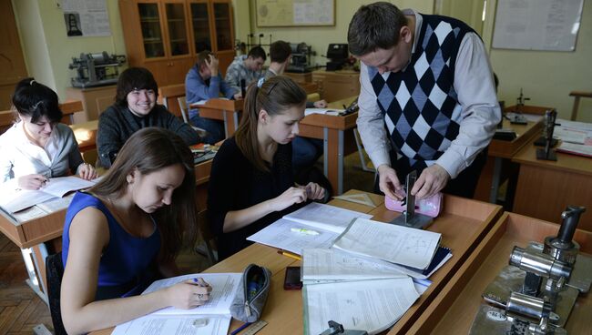 Студенты МГТУ имени Н.Э. Баумана во время занятий в кабинете механизмов