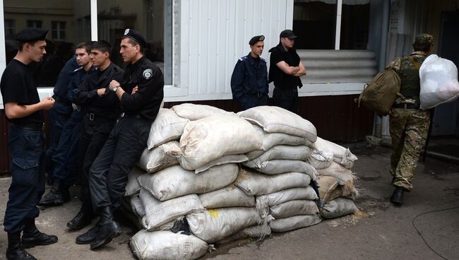 Военнослужащие национальной гвардии на территории воинской части в Донецке