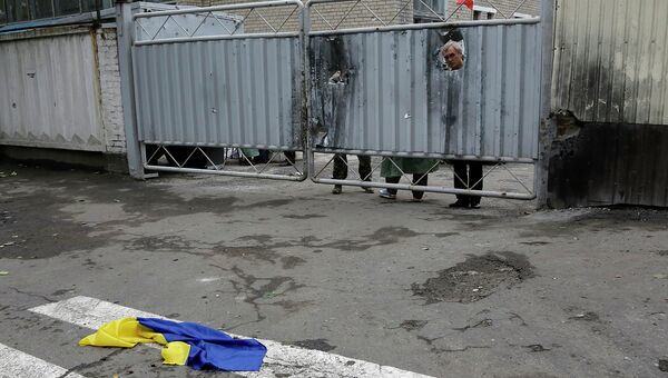 Ворота захваченной народным ополчением воинской части в Донецке, архивное фото