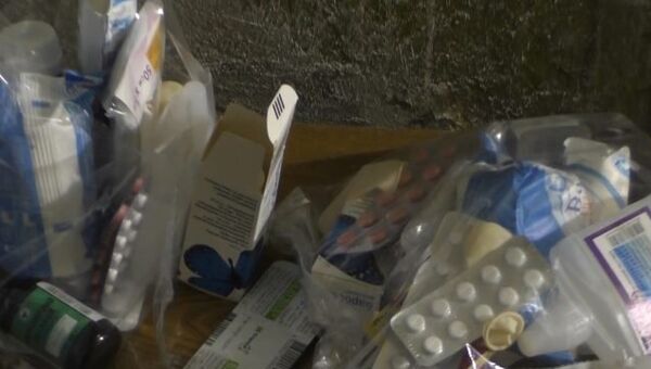 Аптечка в пакете и бочка с водой – жители Луганска обустраивают бомбоубежища