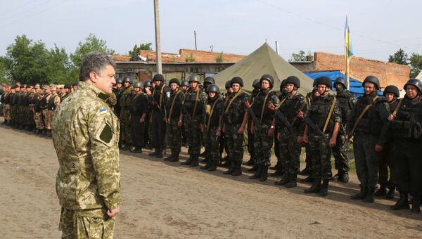 Президент Украины Петр Порошенко с бойцами Национальной гвардии. Архивное фото