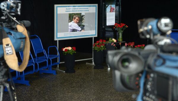Цветы в телецентр Останкино в память об операторе Анатолии Кляне