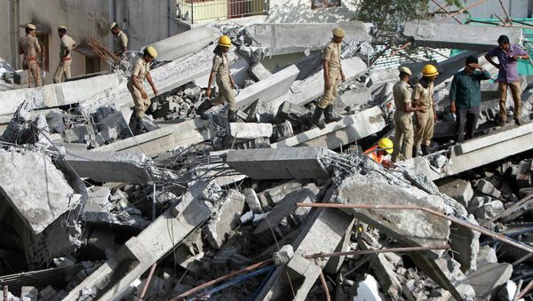 Индийские спасатели работают на месте обрушения здания в городе Ченнаи. Архивное фото