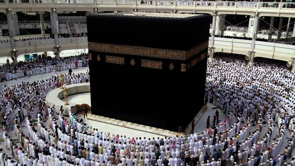 Мусульмане молятся вокруг Каабы в Великой мечети в первый день Рамадана в Мекке, Саудовская Аравия