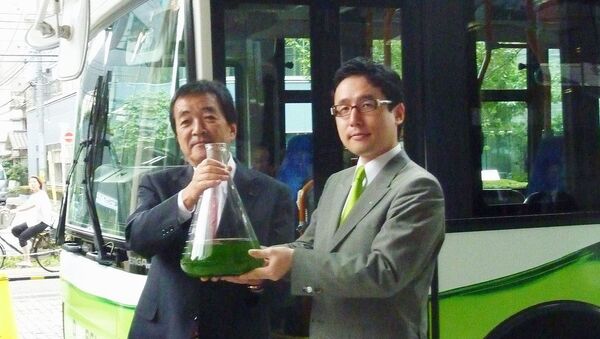 Президенты компаний Isuzu Motors и Euglena демонстрируют биотопливо с применением зеленых эвгленовых водорослей