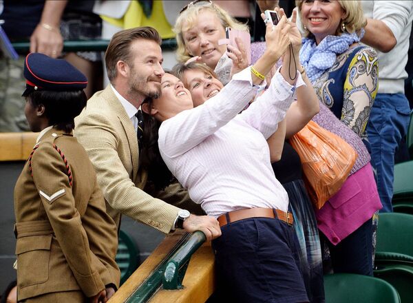 Дэвид Бекхэм с поклонницами во время Уимблдонского теннисного турнира