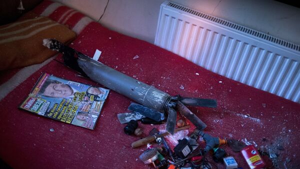 Обломки кассетного неуправляемого реактивного снаряда (НУРС) в комнате одного из домов в поселке Николаевка неподалеку от Луганска. Архивное фото