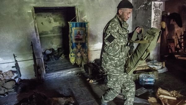 Отряд бойцов ополчения на своей базе. Под поселком Николаевка возле Славянска идут бои с украинской армией