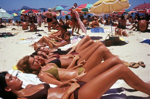 Женщины загорают на пляже Ипанема, Рио-де-Жанейро, 1990 год
