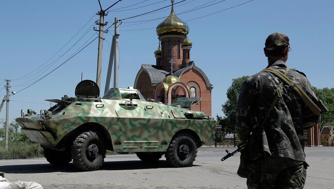 Бронемашина ополчения в деревне Карловка под Донецком