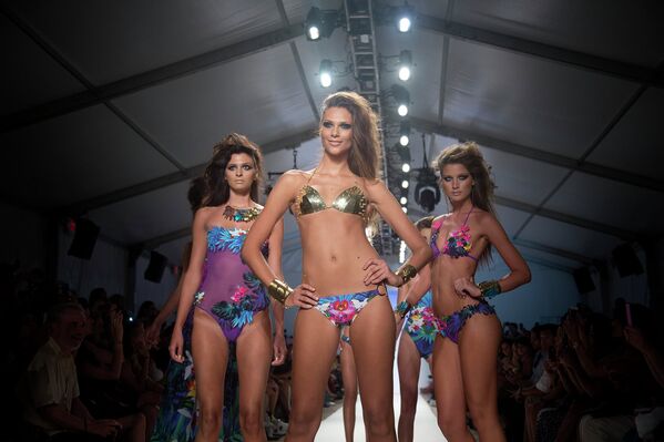 Модели в купальниках во время Mercedes-Benz Fashion Week Swim в Майами, 2013 год