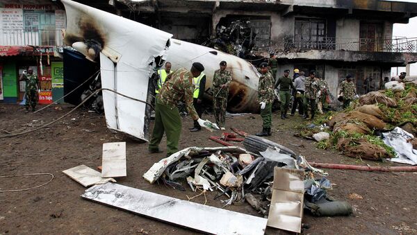 Обломки грузового самолета упавшего на окраине столицы Кении-Найроби