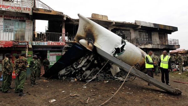 Место крушения грузового самолета на окраине столицы Кении Найроби