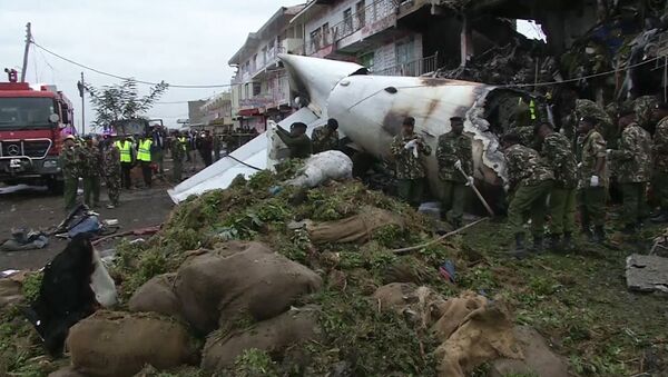 Самолет рухнул на здание в аэропорту Кении. Кадры с места крушения
