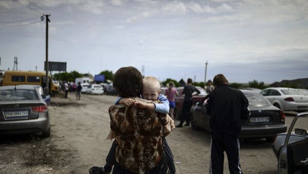 Беженцы на пограничном пункте пропуска Изварино в Луганской области
