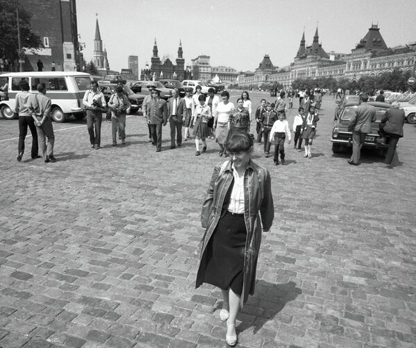 Герой Советского Союза, летчик-космонавт СССР Светлана Савицкая гуляет на Красной площади