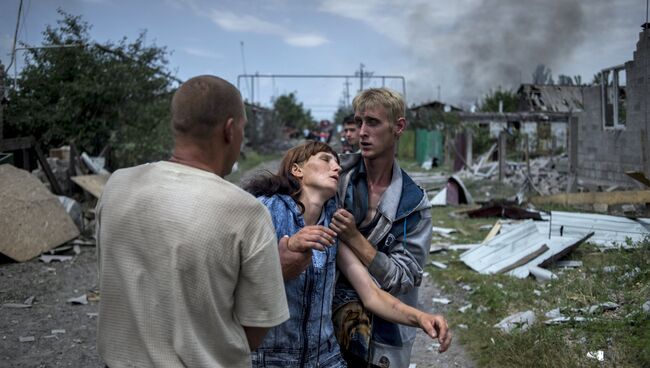 Местные жители в станице Луганская, подвегшейся авиационному удару вооруженных сил Украины. Архивное фото