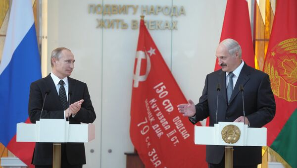 Президент России Владимир Путин и президент Белоруссии Александр Лукашенко на торжествах в честь 70-летия освобождения Белоруссии