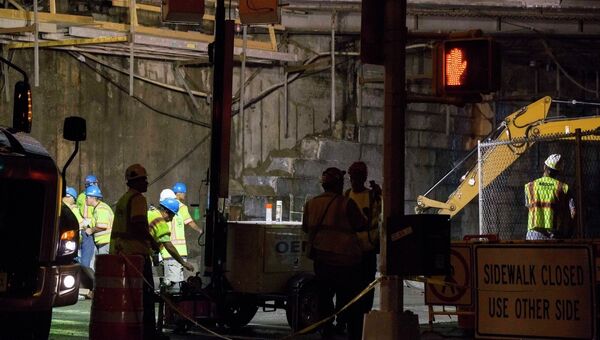 Рабочие на месте обрушения фасадной части Бруклинского моста. Фото с места происшествия