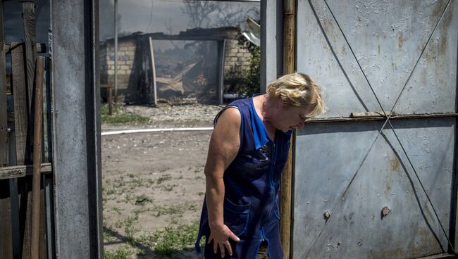Местная жительница в станице Луганская, подвегшейся авиационному удару вооруженных сил Украины.