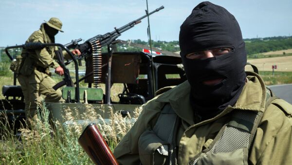 Бойцы народного ополчения на позиции под Луганском