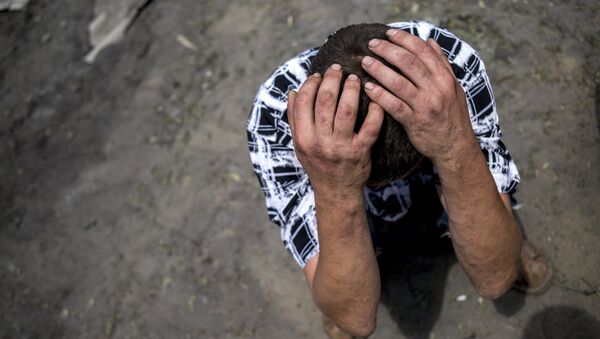 Местный житель в станице Луганская, подвегшейся авиационному удару вооруженных сил Украины