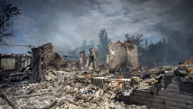 Дом, разрушенный во время авиационного удара вооруженных сил Украины по станице Луганская. Архивное фото