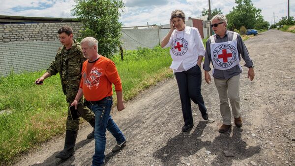 Работники миссии Красного креста в Славянске