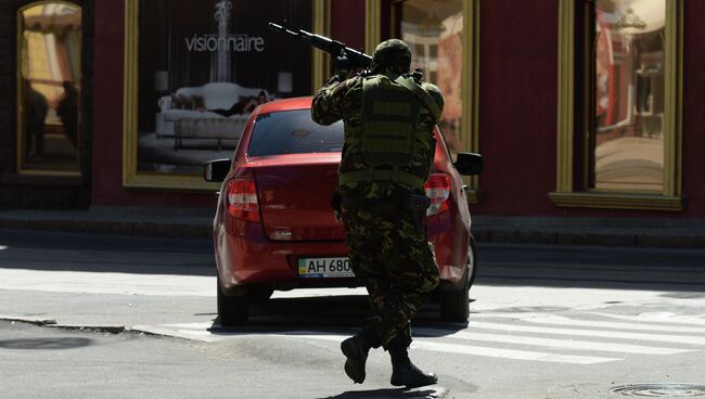 Вооруженный мужчина на улице Донецка. Архивное фото