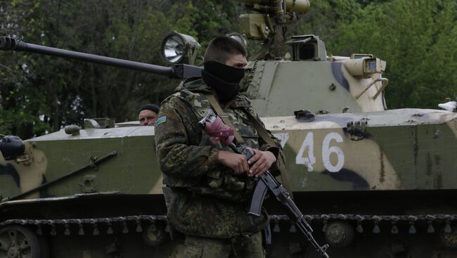 Украинские военные, находящиеся на дороге между Краматорском и Славянском