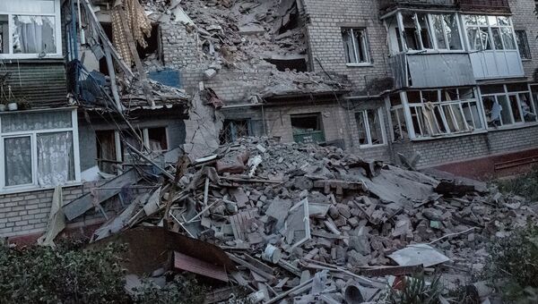 Последствия артиллерийского обстрела украинскими военными микрорайона Артема в Славянске, архивное фото