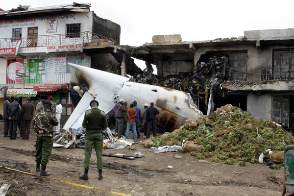 Место крушения грузового самолета на окраине столицы Кении Найроби