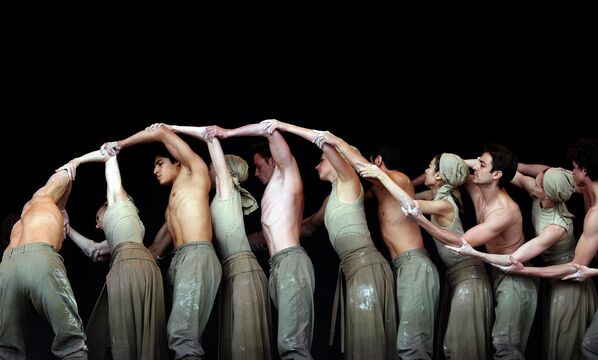 Танцоры Английского Национального Балета выступают на фестивале Гластонбери