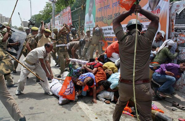 Индийские полицейские избивают участников акции протеста в Лакнау