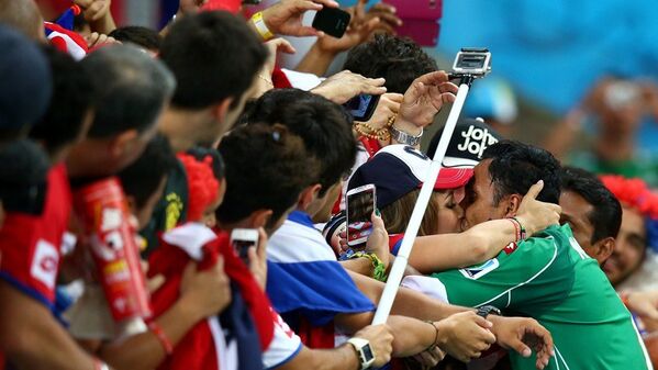 Костариканский футболист Кейлор Навас празднует победу в матче Чемпионата мира