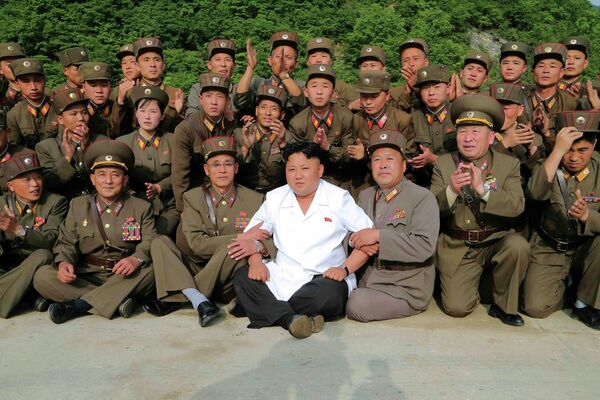 Северокорейский лидер Ким Чен Ын с солдатами в Пхеньяне