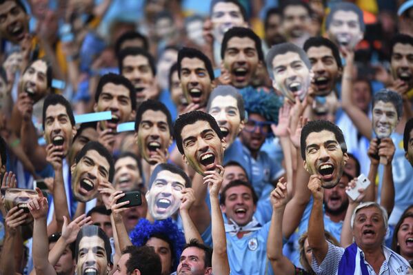 Болельщики сборной Уругвая с фотографиями Луиса Суареса