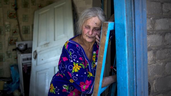 Местная жительница в своем доме, пострадавшем во время авиационного удара вооруженных сил Украины по станице Луганская. 2014 год